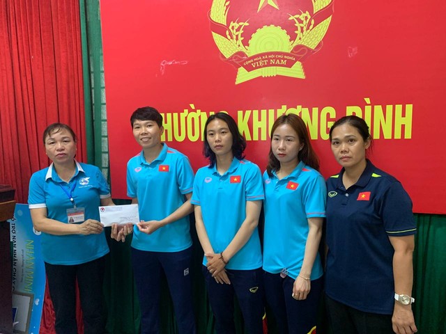 ĐT nữ Việt Nam sẻ chia với gia đình các nạn nhân vụ cháy ở Hà Nội - Ảnh 1.