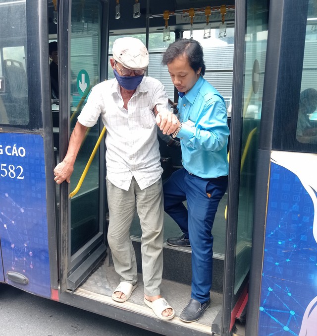 Nhân viên Xí nghiệp Xe khách Nam Hà Nội giúp cụ ông bị lạc trên xe buýt về với gia đình - Ảnh 1.