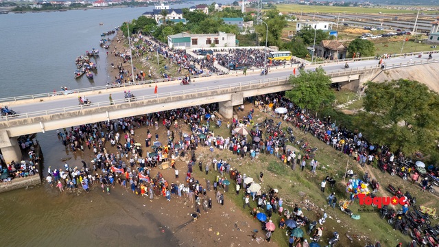 Quảng Bình: Hàng ngàn người cổ vũ trai bơi trên dòng sông Gianh - Ảnh 4.