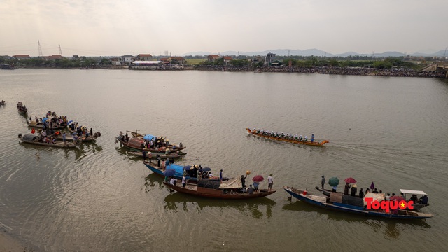 Quảng Bình: Hàng ngàn người cổ vũ trai bơi trên dòng sông Gianh - Ảnh 3.