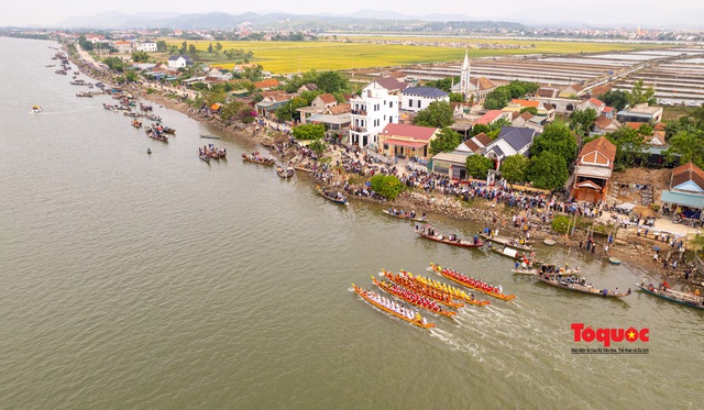 Quảng Bình: Hàng ngàn người cổ vũ trai bơi trên dòng sông Gianh - Ảnh 5.