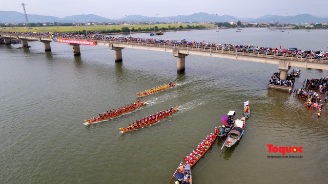 Quảng Bình: Hàng ngàn người cổ vũ trai bơi trên dòng sông Gianh - Ảnh 6.