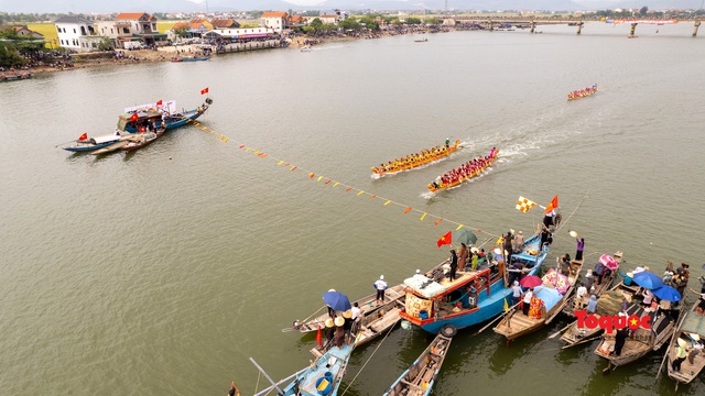 Quảng Bình: Hàng ngàn người cổ vũ trai bơi trên dòng sông Gianh - Ảnh 7.