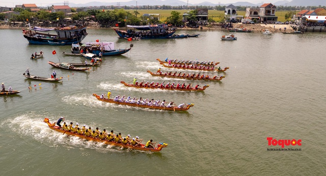 Quảng Bình: Hàng ngàn người cổ vũ trai bơi trên dòng sông Gianh - Ảnh 1.