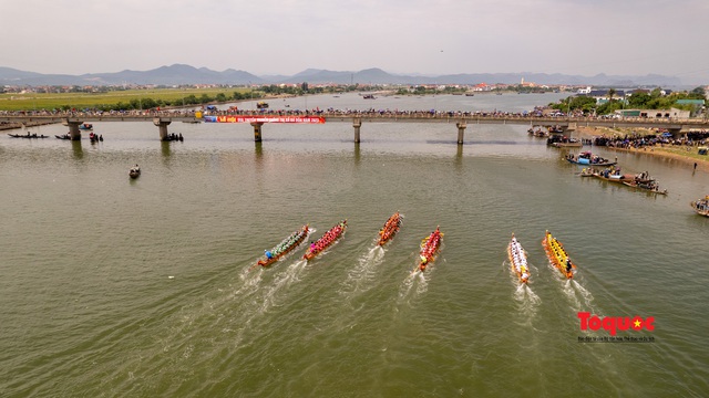 Quảng Bình: Hàng ngàn người cổ vũ trai bơi trên dòng sông Gianh - Ảnh 2.