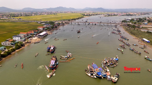 Quảng Bình: Hàng ngàn người cổ vũ trai bơi trên dòng sông Gianh - Ảnh 8.