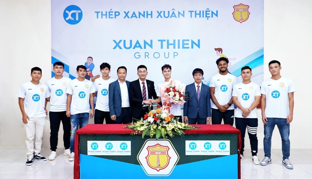 Văn Toàn bảnh bao ngày kí hợp đồng gia nhập CLB Nam Định - Ảnh 3.