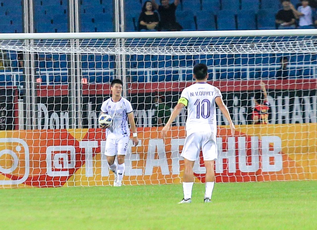Hà Nội FC nhận bàn thua chóng vánh, Duy Mạnh lập tức thể hiện tinh thần thủ lĩnh, khích lệ toàn đội - Ảnh 3.