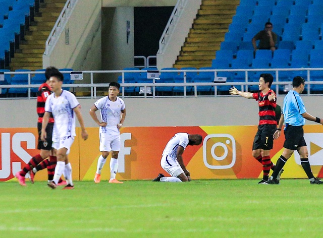 Hà Nội FC nhận bàn thua chóng vánh, Duy Mạnh lập tức thể hiện tinh thần thủ lĩnh, khích lệ toàn đội - Ảnh 2.