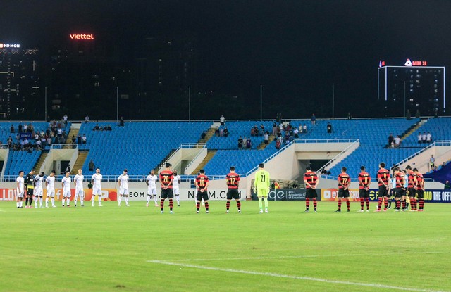 Cầu thủ Hà Nội FC và Pohang Steelers mặc niệm nạn nhân trong vụ cháy chung cư mini ở Hà Nội  - Ảnh 1.