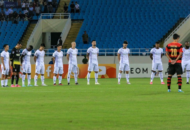 Cầu thủ Hà Nội FC và Pohang Steelers mặc niệm nạn nhân trong vụ cháy chung cư mini ở Hà Nội  - Ảnh 2.