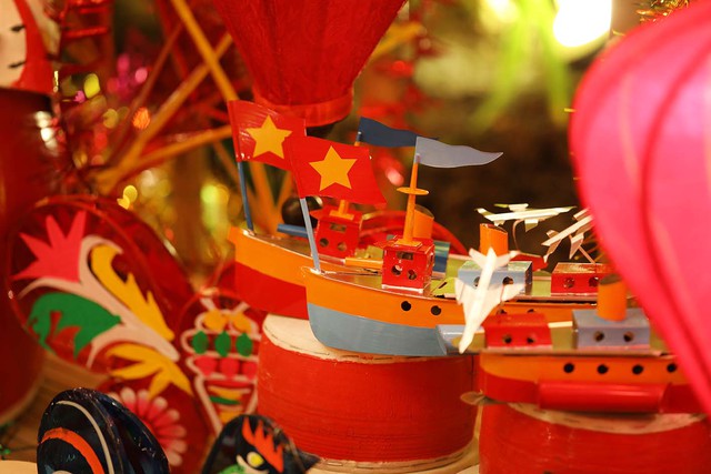 Đón Trung thu truyền thống với con đường hàng chục nghìn chiếc đèn lồng  - Ảnh 2.