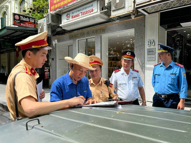 Hà Nội: Kiểm tra hoạt động xe u oát chở khách du lịch trong phố cổ - Ảnh 1. Hà Nội: Kiểm tra hoạt động xe u oát chở khách du lịch trong phố cổ - Ảnh 1.
