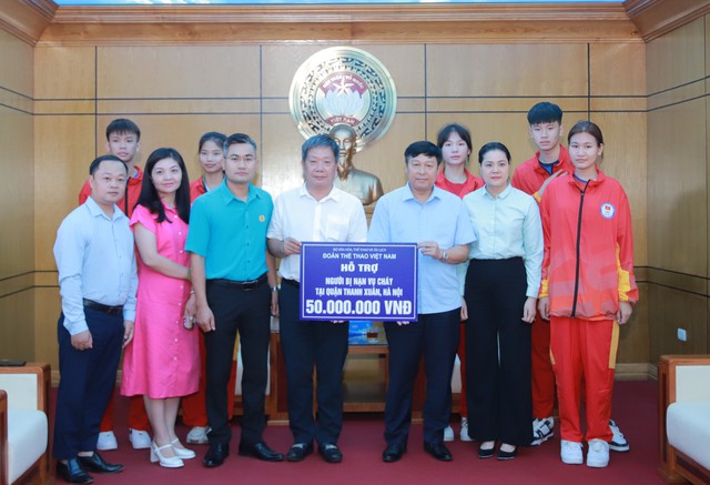 Công đoàn Bộ VHTTDL trao 50 triệu đồng hỗ trợ người bị nạn trong vụ cháy chung cư mini tại Hà Nội - Ảnh 4.