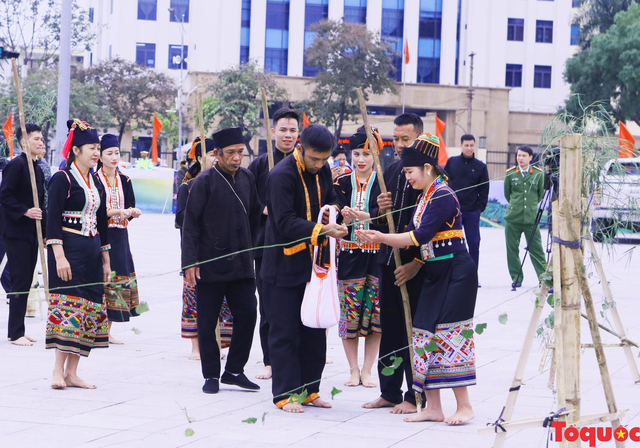 Lễ Tra hạt làm lễ cầu mưa – văn hóa độc đáo của người Khơ Mú tại Điện Biên - Ảnh 1.