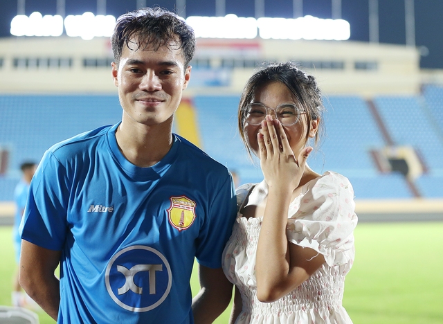 Văn Toàn thoải mái chụp ảnh với 'fan' nữ sau buổi tập đầu tiên cùng CLB Nam Định - Ảnh 3.