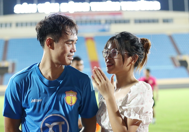 Văn Toàn thoải mái chụp ảnh với 'fan' nữ sau buổi tập đầu tiên cùng CLB Nam Định - Ảnh 2.