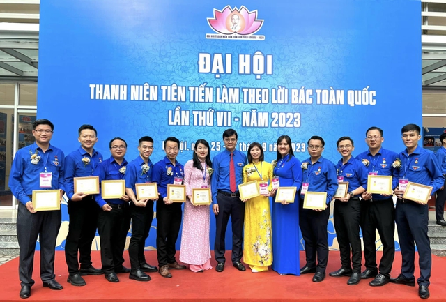 Tiền vệ ĐT Việt Nam diện áo dài, sánh vai với Hoa hậu Thuỳ Tiên tại ĐH Thanh niên tiên tiến làm theo lời Bác - Ảnh 3.