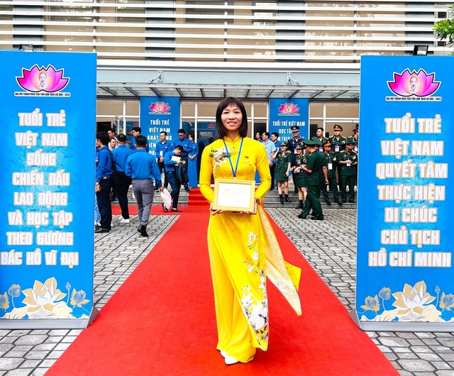 Tiền vệ ĐT Việt Nam diện áo dài, sánh vai với Hoa hậu Thuỳ Tiên tại ĐH Thanh niên tiên tiến làm theo lời Bác - Ảnh 2.