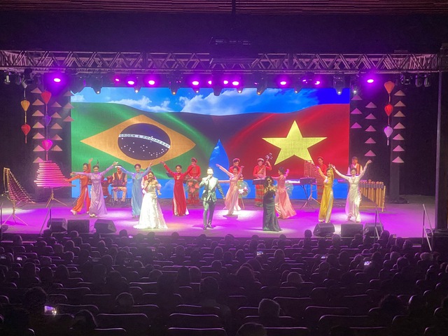 Những sắc màu Việt Nam bừng sáng trên quê hương của vũ điệu Samba - Ảnh 6.