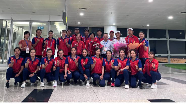 Những thành viên đầu tiên của Đoàn Thể thao Việt Nam trở về sau khi hoàn thành nhiệm vụ tại ASIAD 19 - Ảnh 1.