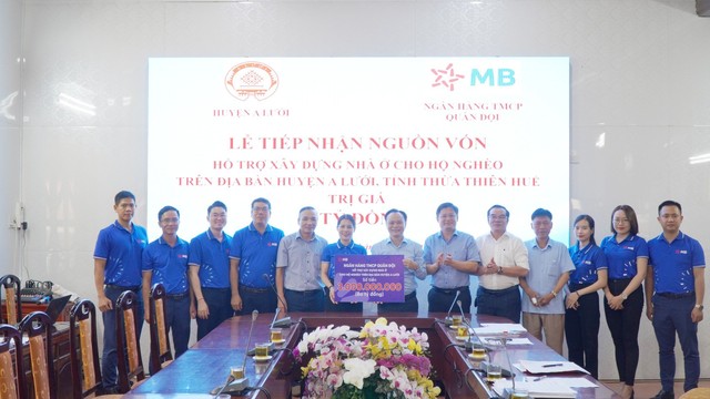 Trao tặng 3 tỷ đồng hỗ trợ xây dựng nhà ở cho hộ nghèo miền núi Thừa Thiên Huế - Ảnh 1.