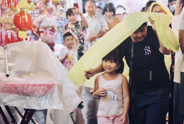 TP.HCM: Hàng trăm người dân chen nhau tại Phố lồng đèn, đội mưa để chụp hình đón Trung thu - Ảnh 9.