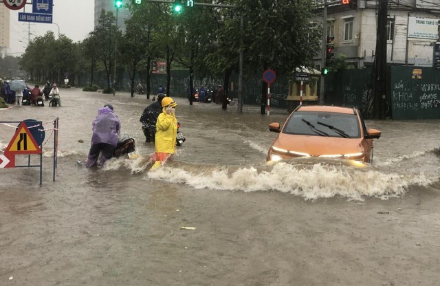 Đường phố Hà Nội thành sông sau mưa, xe điện lại ghi điểm cộng - Ảnh 2.
