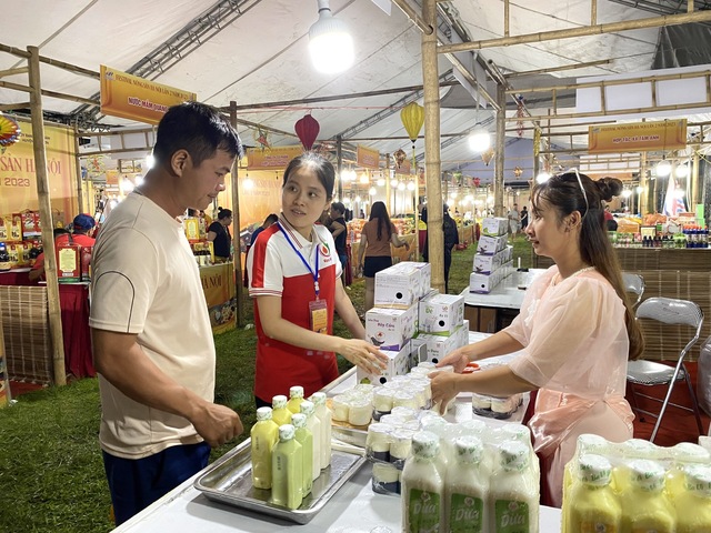 Festival nông sản Hà Nội lần 2 năm 2023: Đa dạng hóa sản phẩm OCOP gắn với du lịch địa phương - Ảnh 4.