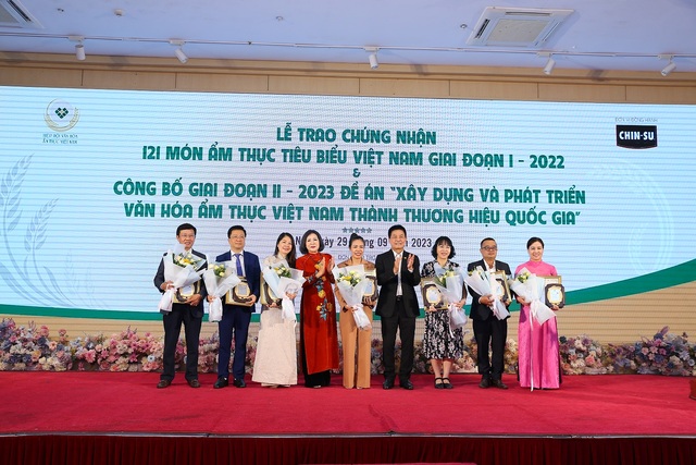 Ra mắt 121 món ẩm thực tiêu biểu Việt Nam - Ảnh 1. Ra mắt 121 món ẩm thực tiêu biểu Việt Nam - Ảnh 1.