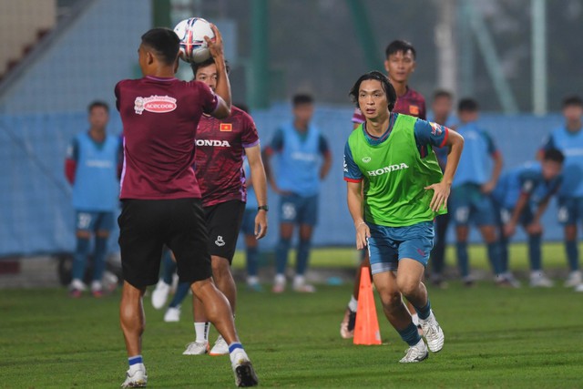 HLV Troussier đối đầu học trò đội tuyển Việt Nam khi chuyền bóng bằng tay như chơi bóng chuyền - Ảnh 3.