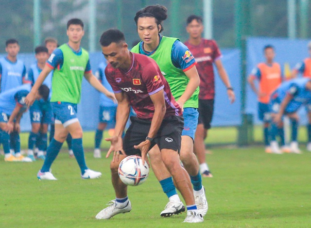 HLV Troussier đối đầu học trò đội tuyển Việt Nam khi chuyền bóng bằng tay như chơi bóng chuyền - Ảnh 4.