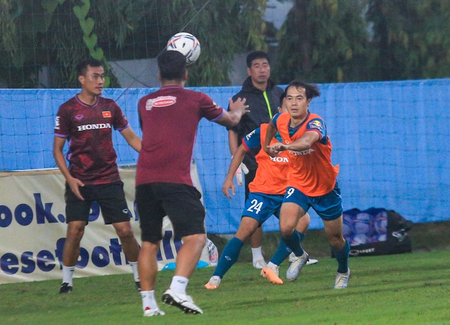 HLV Troussier đối đầu học trò đội tuyển Việt Nam khi chuyền bóng bằng tay như chơi bóng chuyền - Ảnh 6.