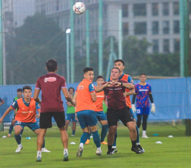 HLV Troussier đối đầu học trò đội tuyển Việt Nam khi chuyền bóng bằng tay như chơi bóng chuyền - Ảnh 2.