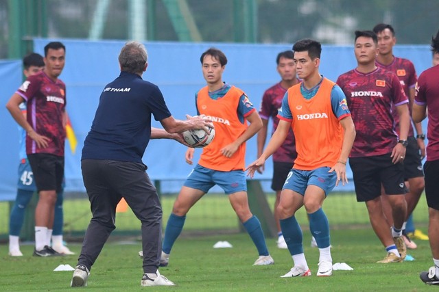 Văn Toàn 'thèm' nói tiếng Việt, tập buổi đầu tiên với đội tuyển Việt Nam - Ảnh 7.