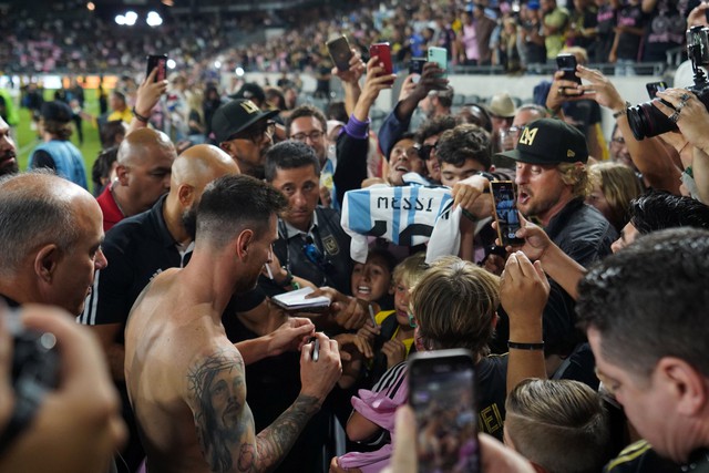 Lionel Messi giúp bóng đá tại Mỹ bùng nổ: Sân chật kín, giá vé kỷ lục và những ngôi sao trên khán đài - Ảnh 3.