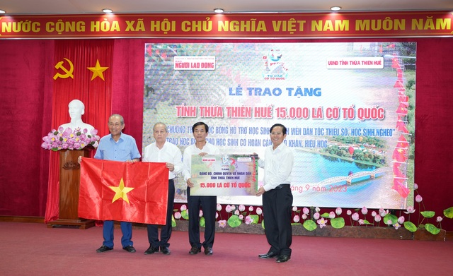Trao tặng 15.000 lá cờ Tổ quốc cho người dân tỉnh Thừa Thiên Huế - Ảnh 1.