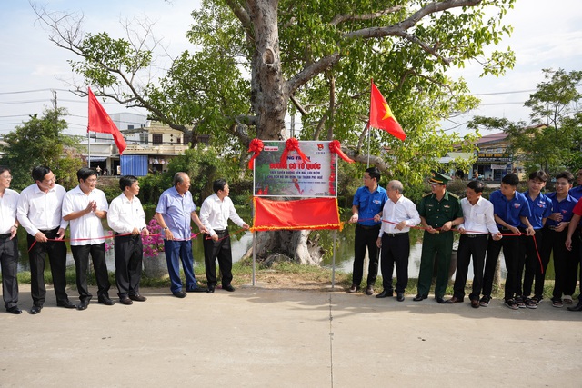 Trao tặng 15.000 lá cờ Tổ quốc cho người dân tỉnh Thừa Thiên Huế - Ảnh 4.