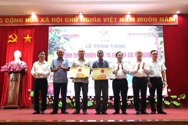 Trao tặng 15.000 lá cờ Tổ quốc cho người dân tỉnh Thừa Thiên Huế - Ảnh 3.
