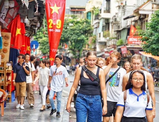 Hà Nội: Lượng khách du lịch dịp Lễ Quốc khánh tăng mạnh, tổng thu hơn 2 nghìn tỷ đồng - Ảnh 1.