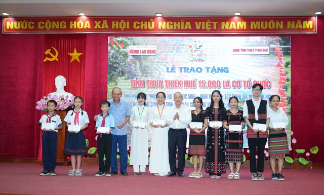 Trao tặng 15.000 lá cờ Tổ quốc cho người dân tỉnh Thừa Thiên Huế - Ảnh 2.