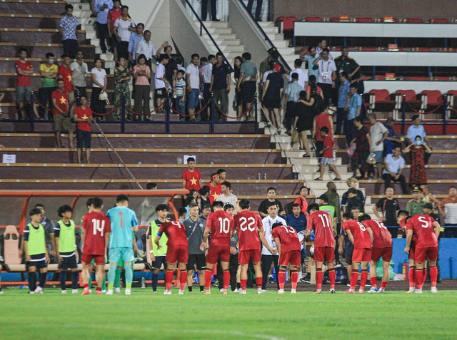Hình ảnh cực đẹp của U23 Việt Nam, cúi đầu chào ban huấn luyện đội đối thủ sau trận đấu - Ảnh 1.