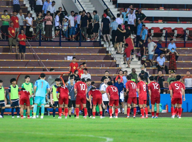 Hình ảnh cực đẹp của U23 Việt Nam, cúi đầu chào ban huấn luyện đội đối thủ sau trận đấu - Ảnh 2.