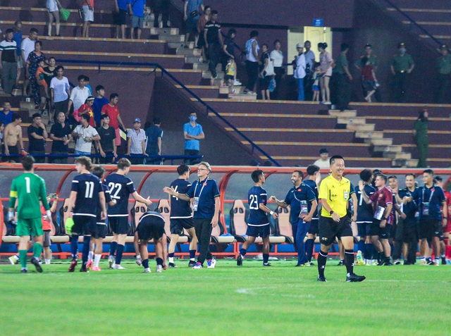 Hình ảnh cực đẹp của U23 Việt Nam, cúi đầu chào ban huấn luyện đội đối thủ sau trận đấu - Ảnh 3.
