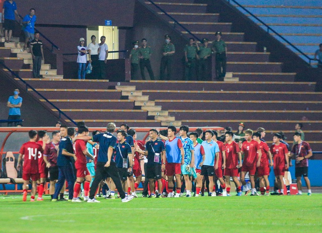 Hình ảnh cực đẹp của U23 Việt Nam, cúi đầu chào ban huấn luyện đội đối thủ sau trận đấu - Ảnh 4.