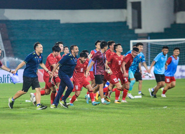 Hình ảnh cực đẹp của U23 Việt Nam, cúi đầu chào ban huấn luyện đội đối thủ sau trận đấu - Ảnh 6.