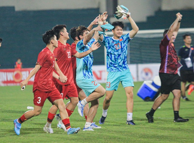 Hình ảnh cực đẹp của U23 Việt Nam, cúi đầu chào ban huấn luyện đội đối thủ sau trận đấu - Ảnh 7.