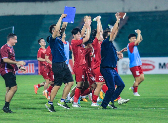 Hình ảnh cực đẹp của U23 Việt Nam, cúi đầu chào ban huấn luyện đội đối thủ sau trận đấu - Ảnh 8.