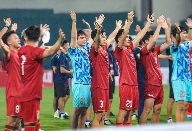 Hình ảnh cực đẹp của U23 Việt Nam, cúi đầu chào ban huấn luyện đội đối thủ sau trận đấu - Ảnh 9.
