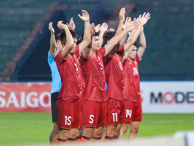Hình ảnh cực đẹp của U23 Việt Nam, cúi đầu chào ban huấn luyện đội đối thủ sau trận đấu - Ảnh 10.
